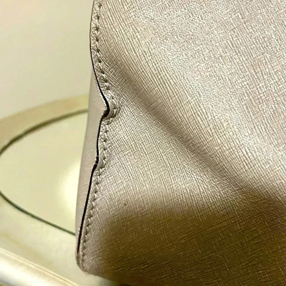 Gently Used MICHAEL KORS Light Gray Hamilton Leather Tote/Bag. - Picture 8 of 10